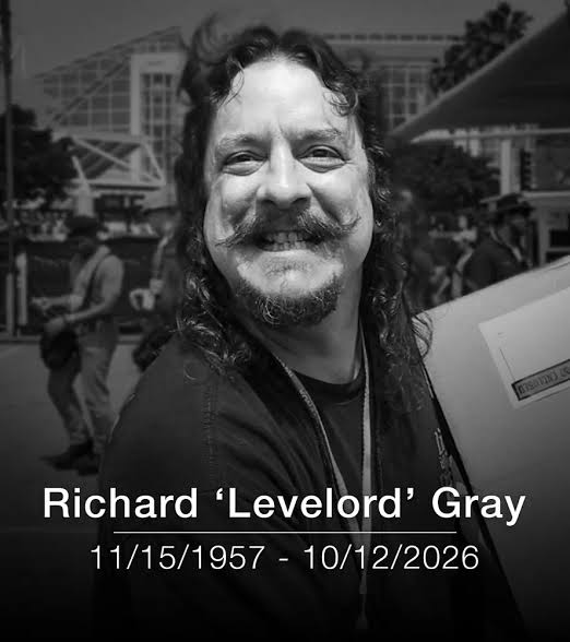 Retrato en blanco y negro de Richard Levelord Gray, con su nombre y las fechas 1957-2026