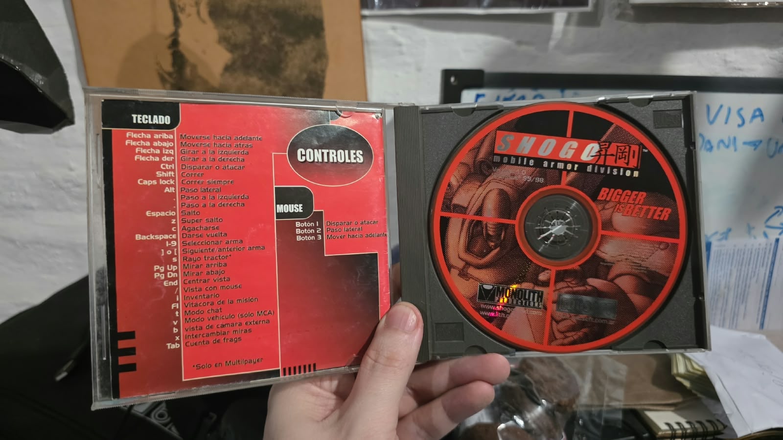 El CD de Shogo abierto, con el disco y el manual