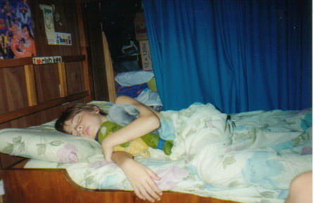 Foto mía con seis años, durmiendo, con un póster de Mortal Kombat colgado atrás