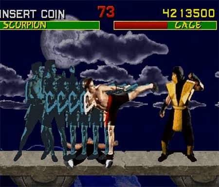 Johnny Cage tirando la patada sombra contra Scorpion en The Pit
